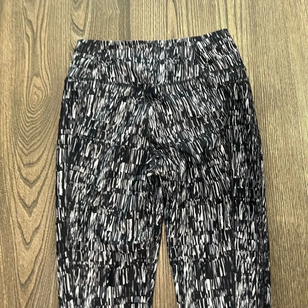Nike Leggings Dri Fit Capri Athletic Yoga Gym Geometric Black Gray Size Small